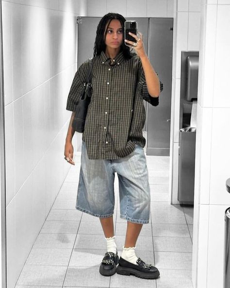 Oversized Skirt Outfit, Summer Outfit Oversized, Jorts Outfit Idea Midsize, Prejoye Outfits, Baggy Bermuda Shorts Outfit, Oversized Clothes Outfit, Baggy Button Up Shirt Outfits, Oversized Polo Outfit Women, Baggy Jorts Outfit Idea