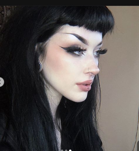 Summer Goth Makeup Looks, Dark Make Up Aesthetic, Everyday Goth Makeup Simple, Summer Goth Makeup, Big Eyeliner Goth, Soft Alt Makeup, Tumblr Grunge Makeup, Elegant Goth Makeup, Goth Bimbocore Outfits