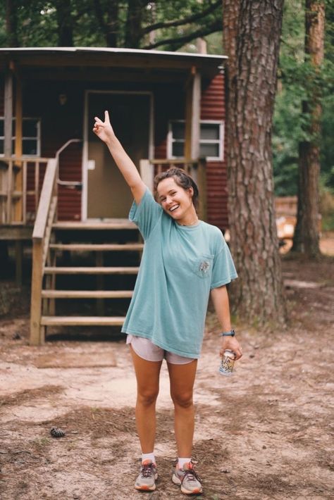 Summer Camp Photography, Camp America Outfits, Camping Summer Outfits, Summer Camp Fits, Summer Camp Photos, Camp Counselor Outfit, Camp Counselor Aesthetic, Summer Camp Vibes, Camp Clothes