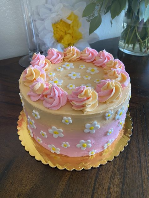 Daisy Delight Cake, Flower Cake First Birthday, Ombre Cake With Flowers, Pink And Yellow Cake, Daisy Birthday Cake, Ombré Cake, Toddler Birthday Cakes, Daisy Cakes, Birthday Cake With Flowers