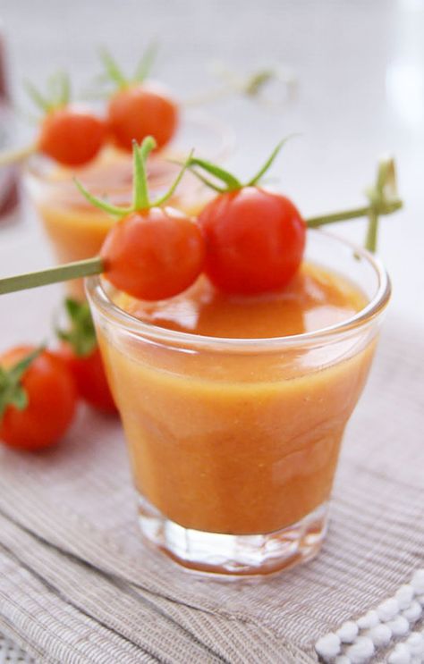 party soup shooters Spring Party Appetizers, Chilled Soup Recipes, Summer Soup Recipes, Dinner Party Starters, Cold Soup Recipes, Gazpacho Soup, Gazpacho Recipe, Chilled Soup, Vegetarian Nutrition