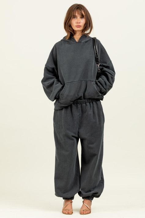 The Mia 101 sweatpants were designed with a lux feel and look in mind. Pair with our Tito Long Sleeve Top or Oversize Wide Hoodie for an easy leisure outfit. - 100% Cotton French Terry 25 oz - Elastic Waistband with Drawcords - Elastic Hem Band - Side Pockets - Back One Patch Pocket - Loose Fit - Non-Toxic Garment Dye - Low Impact Process - Fabrique USA - Vintage Grey: Due to our eco-friendly practices, our use of natural/ non-toxic dyes, enzymes, we do not use strong chemical stabilizers to hold down the colors and finishing, therefore, we recommend a minimum of two washes and separate from all colors to eliminate bleeding. FIT & SIZE Designed for an easy and relaxed look. Product intended for a slightly oversized fit. Model is 5'9 and is wearing size XS/S.