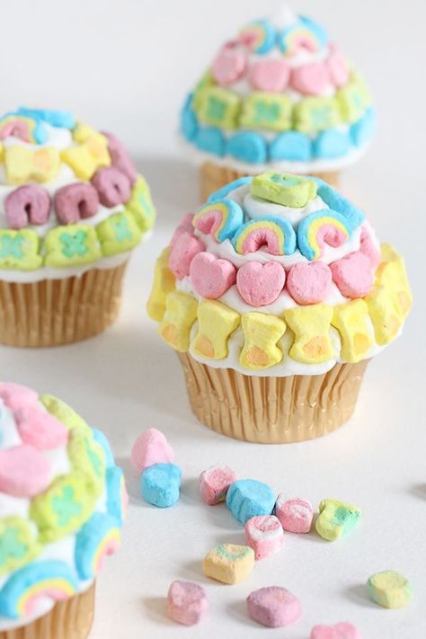 Lucky Charms cupcakes for St Paddy's day Pot Of Gold Cupcakes, Shortbread Bites, New Year's Desserts, Lucky Charms Marshmallows, Cereal Dessert, Champagne Cake, I Spy Diy, Gold Cupcakes, Chocolate Dipped Oreos