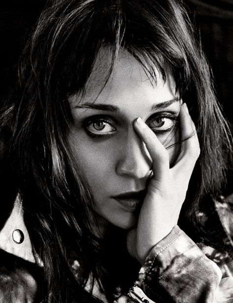 fiona apple... and her new fringe! she has turned into a bit of a hero for me. her music defies gravity. no, that makes no sense, but i mean it! Knitting Circle, Sebastian Kim, Mtv Music Awards, Apple Photo, Fiona Apple, Interview Magazine, New Artists, Ping Pong, Studio Album