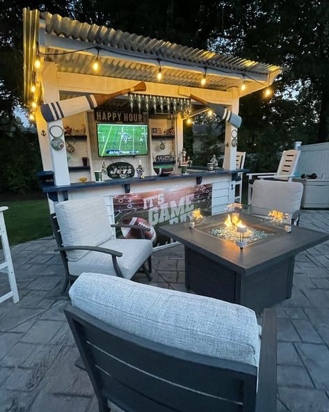 Top 25 Outdoor Patio Bar Ideas 2024 – Transform Your Backyard! - placeideal.com Outdoor Patio Bar Ideas, Backyard Stock Tank Pool, Patio Bar Ideas, Tiki Bars Backyard, Mexico Houses, Farm House Furniture, Patio Bars, Pool Side Bar, Outdoor Bar Ideas