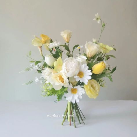 Wedding Idears • Instagram Pale Yellow Bridal Bouquet, White And Yellow Bridal Bouquet, Citrus Wedding Flowers, White And Yellow Wedding Flowers, White And Yellow Flower Arrangements, White Yellow Bouquet, Yellow Bouquet Wedding, Elegant Whimsical Wedding, Yellow And White Bouquet