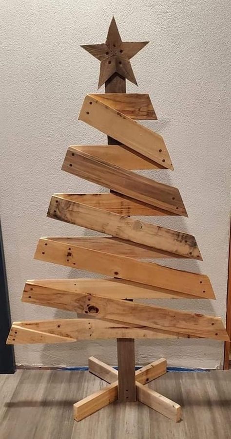 Pallet Wood Christmas, Christmas Diy Wood, Wooden Christmas Crafts, Pallet Christmas Tree, Pallet Christmas, Diy Halloween Decor, Wooden Christmas Tree, Wood Christmas Tree, Christmas Wood Crafts