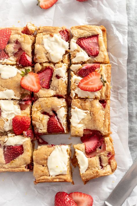 Strawberry Blondies, Strawberry Lemon Blondies, Lemon Blondies, White Chocolate Blondies, Strawberry Brownies, White Chocolate Strawberries, Roasted Strawberries, Blondies Recipe, Strawberry Lemon