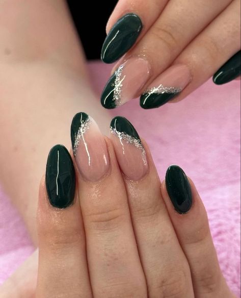 Emerald Green Nails With Silver Glitter, Dark Green And Silver Nails Acrylic, Nails Emerald Green And Silver, Dark Green Almond Acrylic Nails Designs, Acrylic Nails Ideas Dark Green, Trendy Nails Ideas Green, Dark Green Nails For Hoco, Forest Green Almond Nails Designs, Green And Sliver Makeup Looks