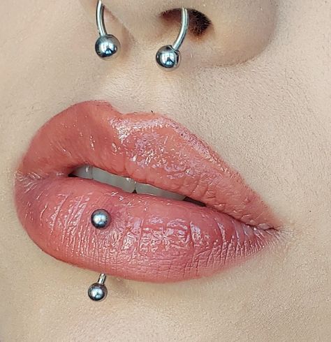 Septum And Vertical Labret, Piercings Alt, Vertical Labret Piercing, Vertical Labret, Labret Piercing, Cute Piercings, Make Up Inspo, Piercing Ideas, Nude Lipstick