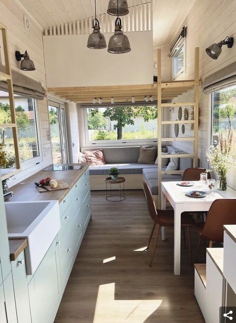 Minimal Tiny House, Inside Tiny Houses, Tiny House Living Room, Container Living, Wohne Im Tiny House, Tiny House Luxury, Tiny House Interior Design, Small Tiny House, Tiny House Layout