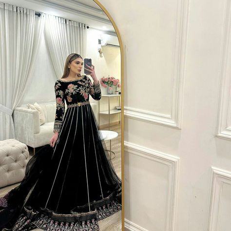 Pakistani Party Wear Dresses, Desi Wedding Dresses, Latest Bridal Dresses, Velvet Shawl, Simple Gowns, Pakistani Wedding Outfits, Pakistani Fancy Dresses, Beautiful Pakistani Dresses, Fancy Dresses Long