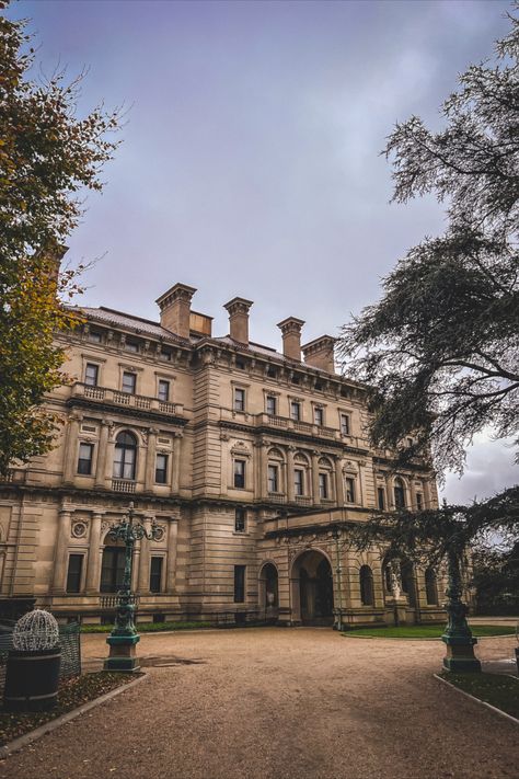 Newport Mansions Aesthetic, The Breakers Mansion, Mansion England, Newport Ri Mansions, Breakers Mansion, The Breakers Newport, Gilded Age Mansions, New England Mansion, Vanderbilt Family