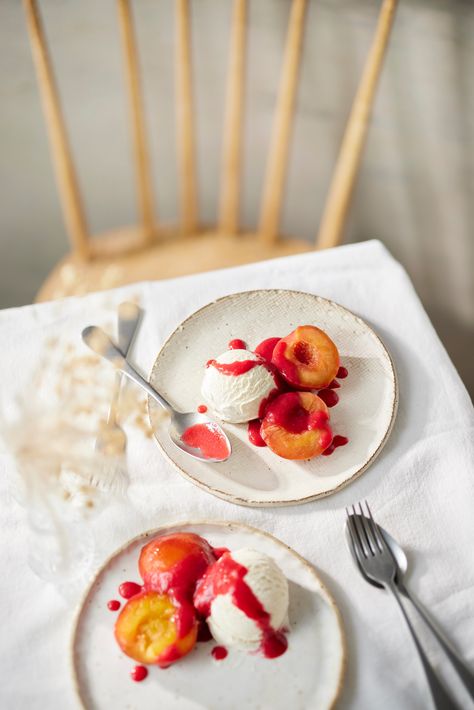 Peach melba How To Store Peaches, Peach Melba Recipe, Raspberry Ripple Ice Cream, Entertaining Desserts, Classic French Desserts, Peach Melba, Raspberry Recipes, Eton Mess, Raspberry Sauce