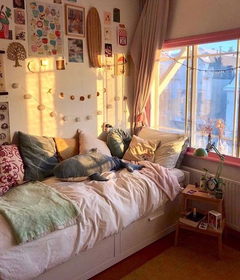 Washington Bedroom Aesthetic, Dorm Inspiration Cozy, Organized Clutter Aesthetic, Dorm Room Designs Vintage, Dorm Aesthetic Ideas, Washu Dorm, Apartment College Ideas, Rustic Dorm Room Ideas, Cozy Dorm Room Aesthetic