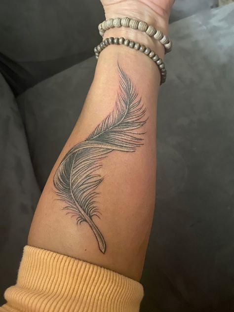 Feather Stomach Tattoos Women, Women Tattoos Ribs, Feather Arm Tattoos For Women, Feather Bird Tattoo, Tattoo Buddhist, Feather Tattoo Black, Feather Tattoo Arm, Feather Tattoo Wrist, Forearm Cover Up Tattoos