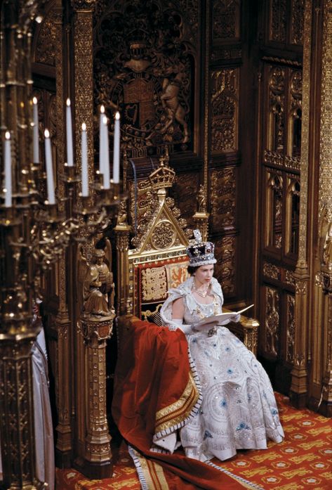 Medieval Throne, Elizabeth Ii Young, Elizabeth Queen Of England, Ratu Elizabeth, Queen Elizabeth Photos, Royal Attire, British Aesthetic, Young Queen Elizabeth, Rainha Elizabeth Ii