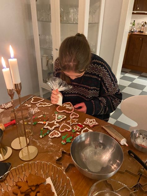 Christmas Bakes Aesthetic, Xmas Shopping Aesthetic, Christmas Holiday Aesthetic, Poor Christmas Aesthetic, Christmas Hygge Aesthetic, Cozy Christmas Vibes, December Vision Board Aesthetic, Cozy Holiday Aesthetic, Christmas Mood Aesthetic