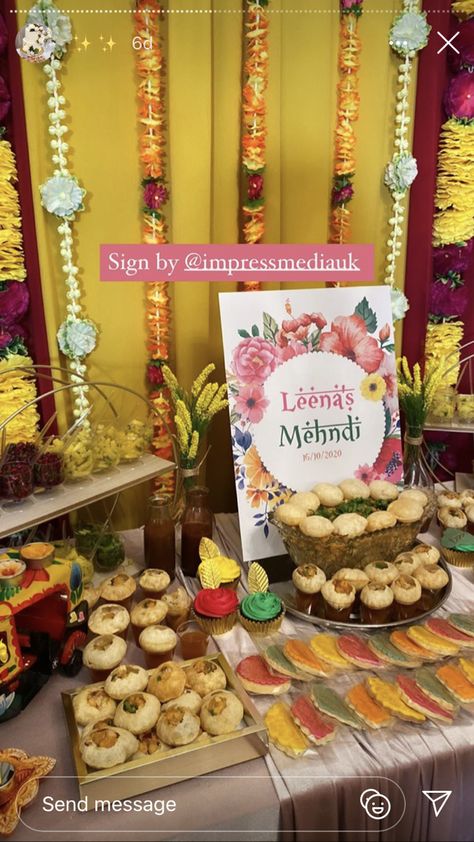 Pani Puri Party Ideas, Dholki Food Table, Pani Puri Stand Wedding, Mehendi Food Ideas, Chaat Party Decoration, Student Fest, Dholki Decor, Shaadi Decor, Food Layout