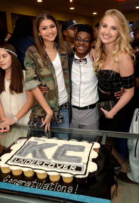 Kc Undercover Outfits, Veronica Dunne, Clark Outfit, K C Undercover, Kc Undercover, Mode Zendaya, Old Disney Channel Shows, Old Disney Channel, Zendaya Style