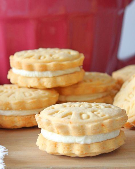 British Custard Creams, Custard Powder Cookies, English Buiscits, Custard Cream Biscuits Recipe, Custard Cream Cookies, Custard Cream Biscuits, English Biscuit Recipe, Custard Biscuits Recipe, British Biscuit Recipes