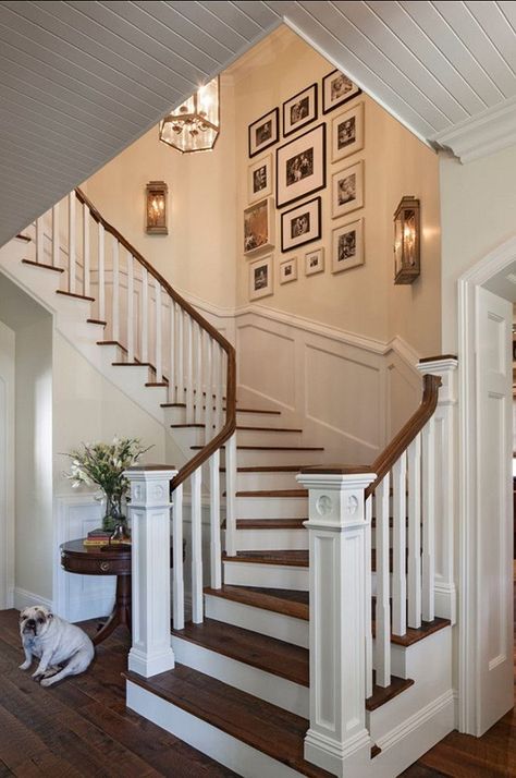 Must Try Stair Wall Decoration Ideas (1) Entryways Ideas, Decorating Stairway Walls, Stairway Walls, Stairway Wall, Staircase Wall Decor, Stair Wall, Escalier Design, Staircase Remodel, Staircase Wall