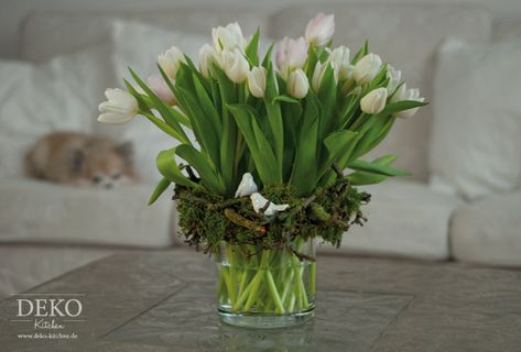 DIY: hübsche Frühlings-Blumendeko mit Tulpen Floral Arrangements Diy, Easter Spring, Floral Arrangements, Glass Vase, House Interior, Easter, Vase, Holidays, Glass