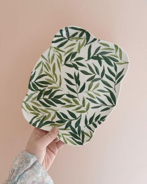 Leafy Pottery Painting, Leaves Pottery Painting, Sage Green Pottery Painting, Leaf Pottery Painting, Green Pottery Painting Ideas, Pottery Painting Ideas Green, Green Pottery Painting, Pottery Painting Green, Easy Ceramic Painting Ideas