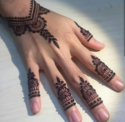 Mehndi Designs Simple Tikki, Mehndi Designs Tikki, Tikki Design, Tikki Mehndi Design, Simple Henna Designs Hand, Tikki Mehndi, Henna Designs Back, Small Henna Designs, Hand Mehndi Designs