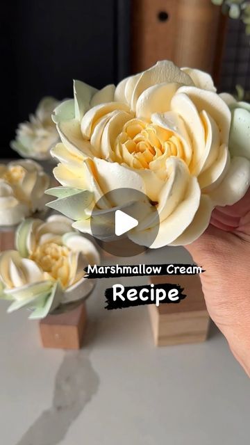 How To Frost Flowers On A Cake, Piped Marshmallow Recipe, Marshmallow Flowers Recipe, Piping Marshmallow Recipe, Cake Decorating Techniques Flowers, Zefir Marshmallow Flowers Recipe, Zefir Marshmallow Flowers, Meringue Flowers, Cupcakes With Flowers