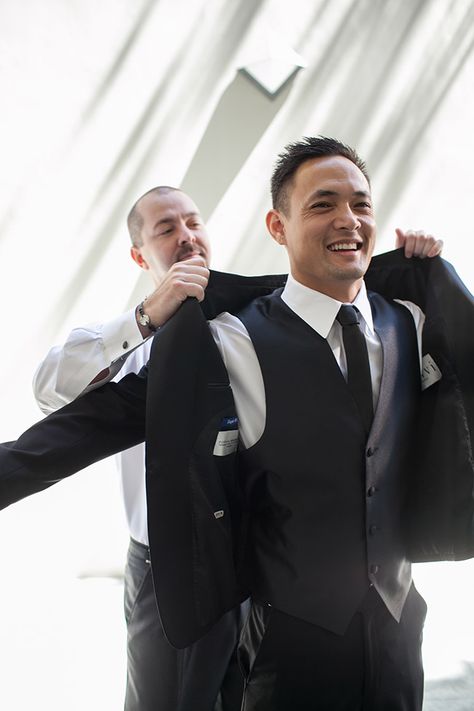 Tips for Shooting Groom Preparation Photos Wedding Photography Getting Ready, Wedding Preparation Photos, Groomsmen Wedding Photos, Groomsmen Pictures, Groomsmen Photography, Groomsmen Poses, Groomsmen Getting Ready, Wedding Fotos, Groom Photoshoot