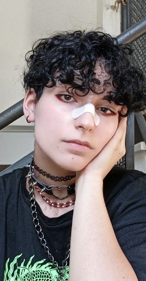 Nonbinary Eye Makeup, Eyeliner Masculine, Masculine Eyeliner Looks, Dsmp Makeup, Androgynous Makeup Looks, Masc Eye Makeup, Guy Makeup Looks, Men Makeup Aesthetic, Boyish Makeup