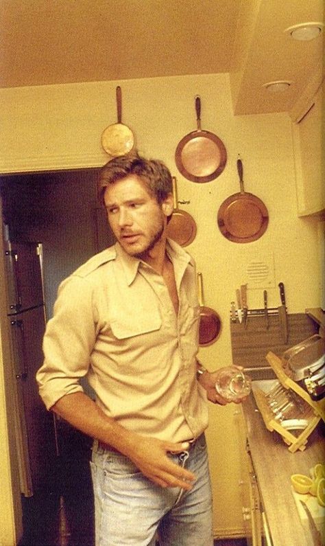 Here's young Harrison Ford in a kitchen in the late 70s. Melissa Mathison, Movie References, Sneaky Link, Film Cult, Model Tips, Wow Photo, Jason Segel, Brand Aesthetic, Liza Minnelli