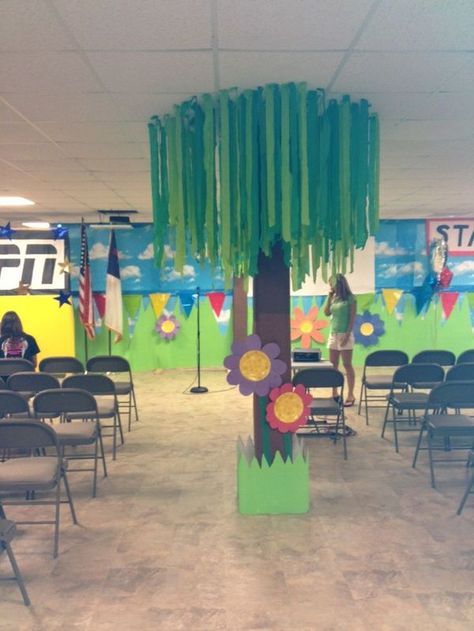 Weird Animals Vbs, Classroom Tree, Decoration Creche, Tree Props, Map Crafts, Fiesta Tropical, Vbs Crafts, Paper Tree, Vacation Bible School