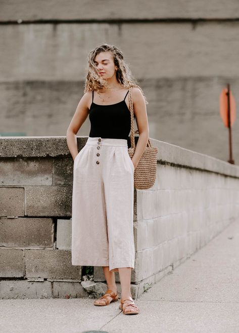 Is minimalist fashion your thing? Here are 10+ super cute minimalistic summer outfit ideas for those that want to keep it stylish yet simple this season! You can't go wrong with linen pants and a straw bag outfit! #minimalisticfashion  #minimalistwardrobe Minimalistic Summer Outfits, Comfy Casual Summer Outfits, Mode Zendaya, Summer Outfits Women 20s, Summer Outfits Women 30s, Vintage Summer Outfits, My Chic Obsession, Elegant Summer Outfits, Hot Summer Outfits