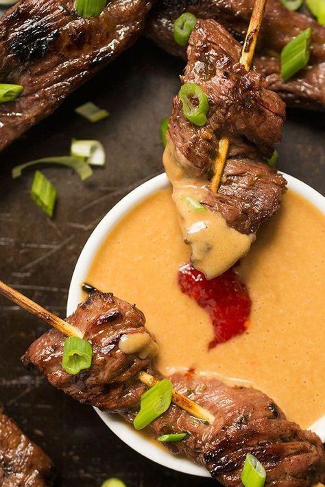 Satay Skewers, Steak Skewers, Beef Satay, Peanut Dipping Sauce, Crockpot Recipes Beef Stew, Thai Beef, Beef Steak Recipes, Peanut Dipping Sauces, Beef Skewers