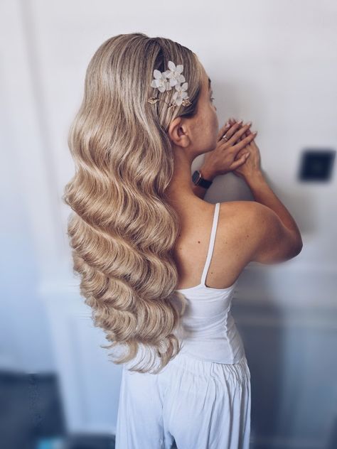 Glam Wedding Hair, Bride Hair Down, Old Hollywood Hair, Love Is In The Hair, Hollywood Curls, Bridal Hair Down, Long Bridal Hair, Parting Hair, Hollywood Hair