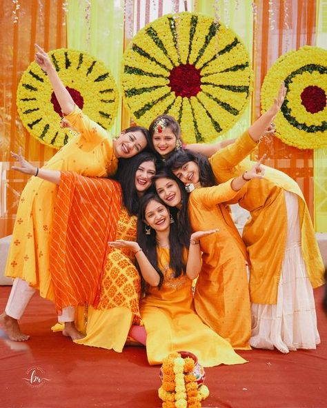 Haldi Photo Poses With Friends, Haldi Group Photos Bride, Haldi Poses For Bride's Sister, Haldi Photo Shoot Ideas, Haldi Ceremony Bride Poses, Haldi Photography Ideas With Friends, Haldi Pics With Friends, Haldi Photoshoot Brides, Haldi Poses For Couple