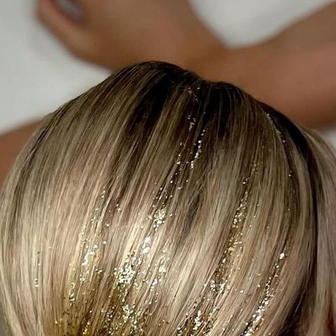 GLITTER ECO LOVERS on Instagram: "Stunning super-glam hairstyling by @rachelzrileybeauty 😍 Dont you love it?  Product used for this look:  Golden Blend Hair Glitter by @cathrineheierenhansen   How to apply glitter in hair and for more inspiration, check out our webpage Glitterecolovers.com ✨  #glitterhair #hairstyle  #ponytail  #bridalhair  #glitterecolovers" Glitter In Hair, Aesthetic Winx Club, Stella Aesthetic, Hairstyle Ponytail, Gold Hair Piece, Hair Glitter, Golden Glitter, Glitter Hair, Winx Club