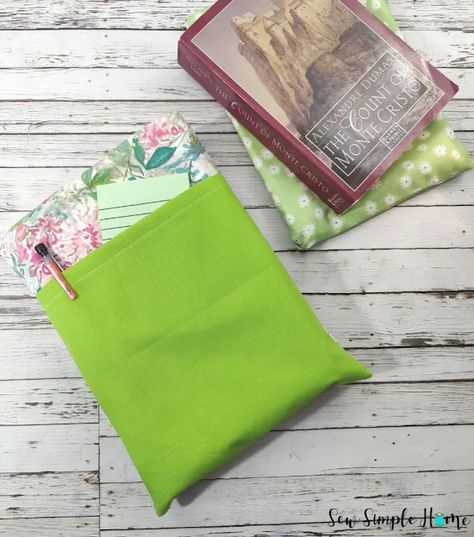 Quilted Kindle Sleeve Pattern, Book Sleeve Pattern Free, Book Sleeve Sewing Pattern, Diy Book Sleeve, Book Sleeve Pattern, Homemade Books, Sewing Pattern Book, Book Sleeves, Book Pouch