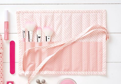 How to make a make up brush roll Yoga Mat Bag Pattern, Diy Sleep Mask, Basic Sewing Kit, Makeup Brush Roll, Beginner Sewing Patterns, Fabric Wallet, Free Sewing Patterns, Brush Roll, Easy Christmas Gifts