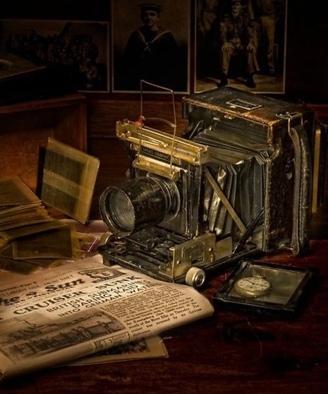 Life is too short, don't be .... Fotocamere Vintage, Antique Cameras, Environmental Portraits, Camera Obscura, Classic Camera, Old Cameras, Old Camera, Photography Gear, Photography Camera