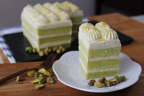 Pistachio Roll Cake, Pistachio Chiffon Cake, Pistachio Sponge Cake, Hokkaido Cupcake, Sponge Cake Decoration, Jar Cakes, Sponge Cake Roll, Pandan Cake, Pistachio Dessert