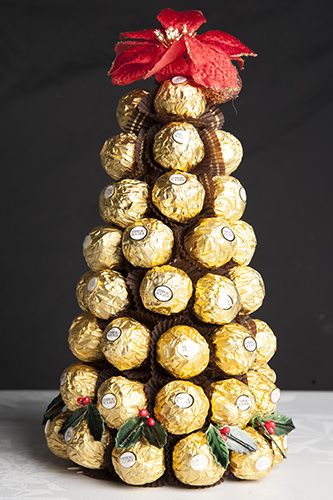 Ferrero Rocher Christmas, Ferrero Rocher Tree, Chocolate Christmas Tree, Ferrero Rocher Chocolate, Fruit Christmas Tree, Diy Christmas Candy, Rocher Chocolate, Chocolate Tree, Ferrero Rocher Chocolates