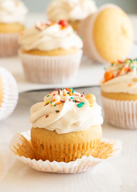 One Bowl Fluffy Vanilla Cupcake Recipe with Oil One Bowl Cupcakes, Vanilla Cupcake Recipe With Oil, Fluffy Vanilla Cupcake Recipe, Moist Vanilla Cupcakes, Vanilla Bean Cupcakes, Fluffy Cupcakes, Midnight Munchies, Ice Cream Business, Cookie Ice Cream