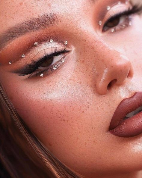 Glitter Make Up Looks, Full Glam Makeup Looks Glitter, Hydrating Foundation, Rhinestone Makeup, 90s Makeup, Rave Makeup, Instagram Coffee, Smink Inspiration, Full Frontal