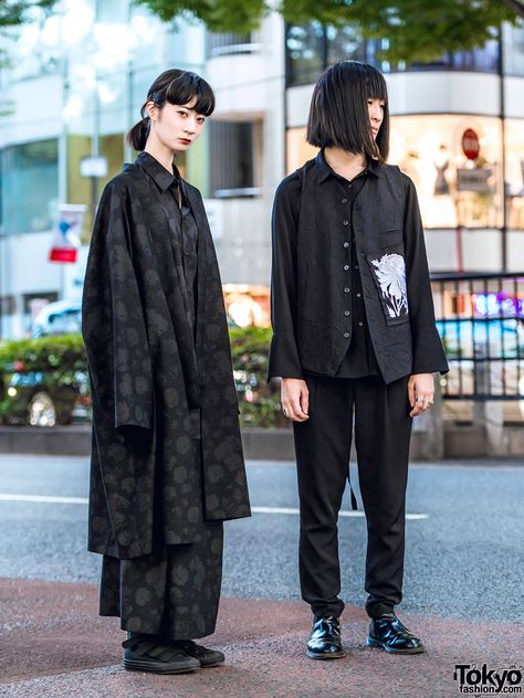 Minimalist all black Japanese street fashion featuring pieces by Lad Musician in Harajuku. Japanese Street Style Men, Japanese Outfits Street Style, Tokyo Outfits, Japanese Street Style, Japanese Minimalist Fashion, Black Slim Pants, Harajuku Japan, Genderless Fashion, Tokyo Street Style