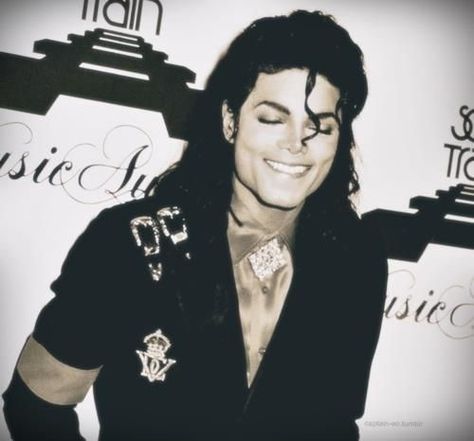 Every smile comforts my tortured heart. Just a little, just for a short while. Gone too soon. I love you. <3 Soul Train Awards, Hee Man, Michael Jackson Wallpaper, World Icon, Photos Of Michael Jackson, Jackson Bad, Figura Paterna, Michael Jackson Smile, Joseph Jackson