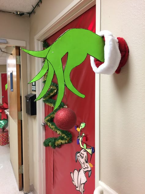 Christmas Decor Ideas Diy Grinch, Christmas Decor School, Grinch Door Decorations Classroom, Christmas Decorations Classroom, The Grinch Christmas Decorations Diy, Grinchmas Decorations Diy, Diy Grinch Decorations, Grinch Door, Christmas Cubicle Decorations