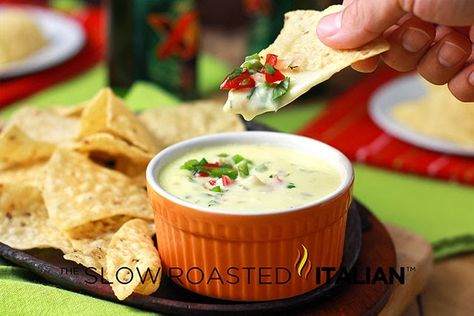 How to Host a Stress-Free Holiday Party Applebees Queso Blanco Dip, Copycat Applebees, Queso Blanco Recipe, Applebees Recipes, Applebees Copycat Recipes, White Cheese Dip, Spicy Queso, Mexikansk Mat, Texas Roadhouse Rolls